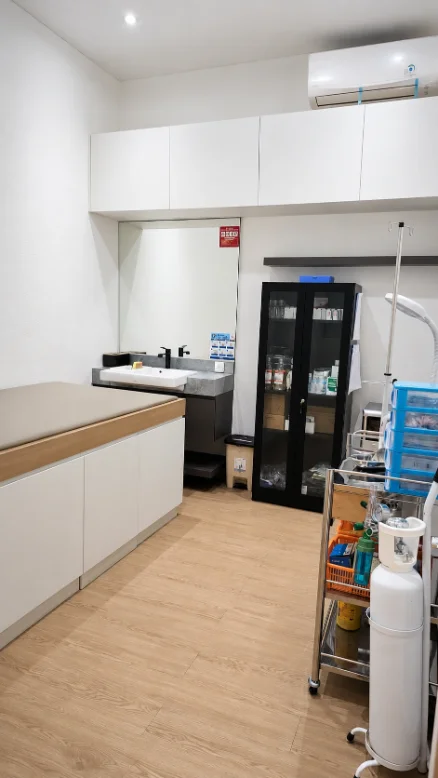 Ruang tindakan medis di Klinik Irish Medika